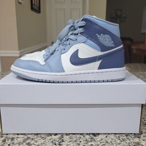 Air Jordan 1 Mid Top, Women's 6.5, Diffused Blue